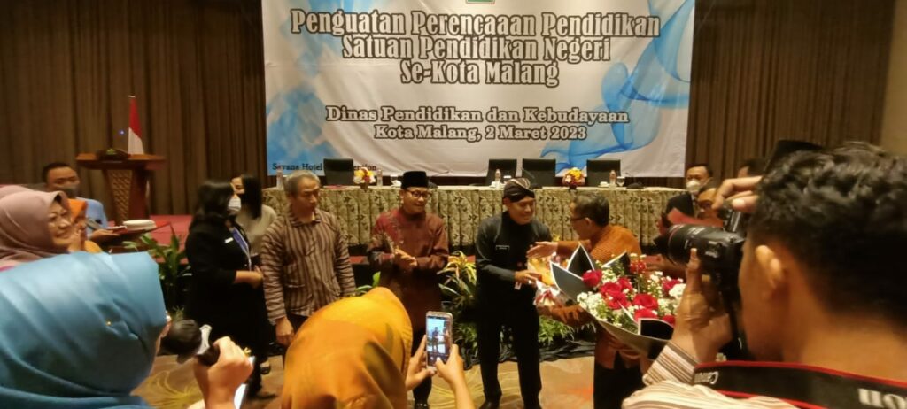 Walikota Sutiaji menerima cinderamata dari Kepala Disdikbud Kota Malang, Suwarjana. (ist)