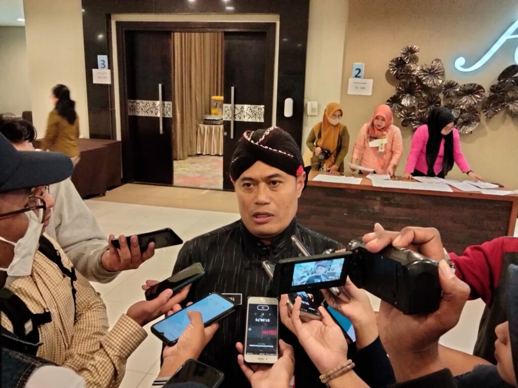 Kepala Disdikbud Kota Malang, Suwarjana, saat memberikan keterangan kepada wartawan
