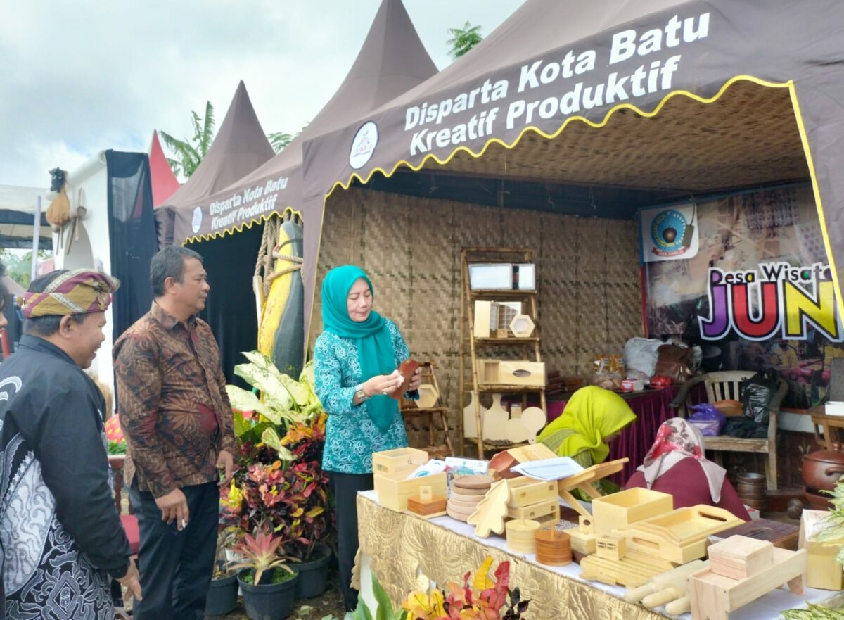 Salah satu Stand Desa Junrejo, mempromosikan produk unggulan dari pelaku UMKM desa tersebut