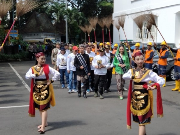 Penyambutan Wali Kota Malang beserta Piala Adipura dengan Sapu Pora dan Tarian Tradisional di Taman Rekreasi Kota Malang. (ist)