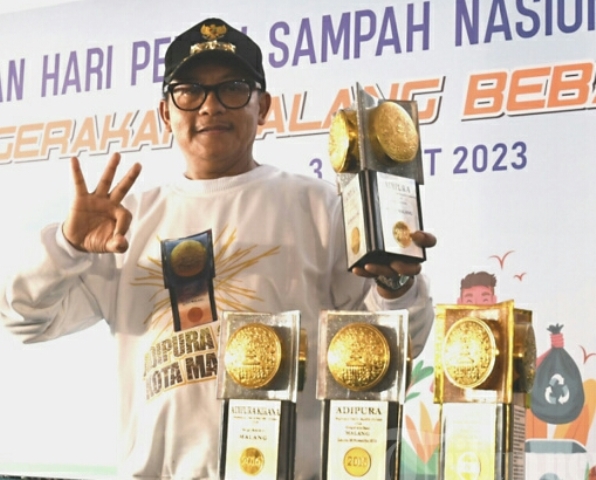 Walikota Malang H Sutiaji dengan torehan empat piala Adipura yang diraih Kota Malang. (ist)