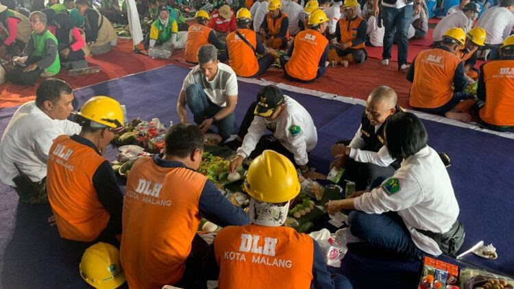 Sebagaimana bentuk rasa syukur atas keberhasilan Kota Malang meraih Piala Adipura, Walikota Sutiaji menyantap hidangan bersama petugas kebersihan. (ist)