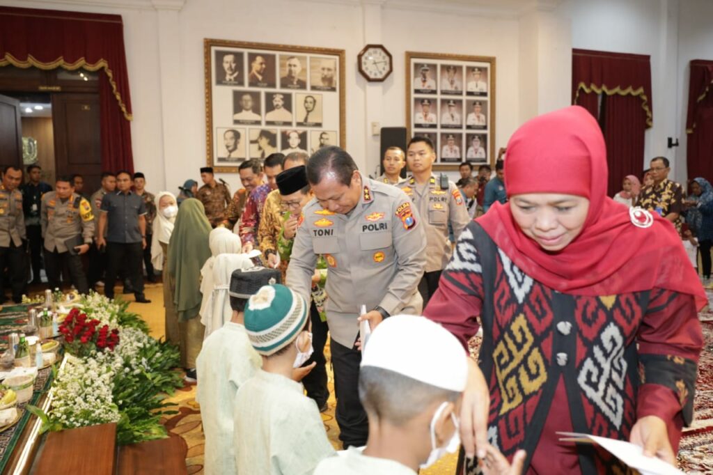 Kapolda Jatim, Irjen Pol Dr.Toni Harmanto, M.H mendampingi Gubernur Jawa Timur, Khofifah Indar Parawansa memberikan santunan kepada keluarga korban tragedi Kanjuruhan. (ist)