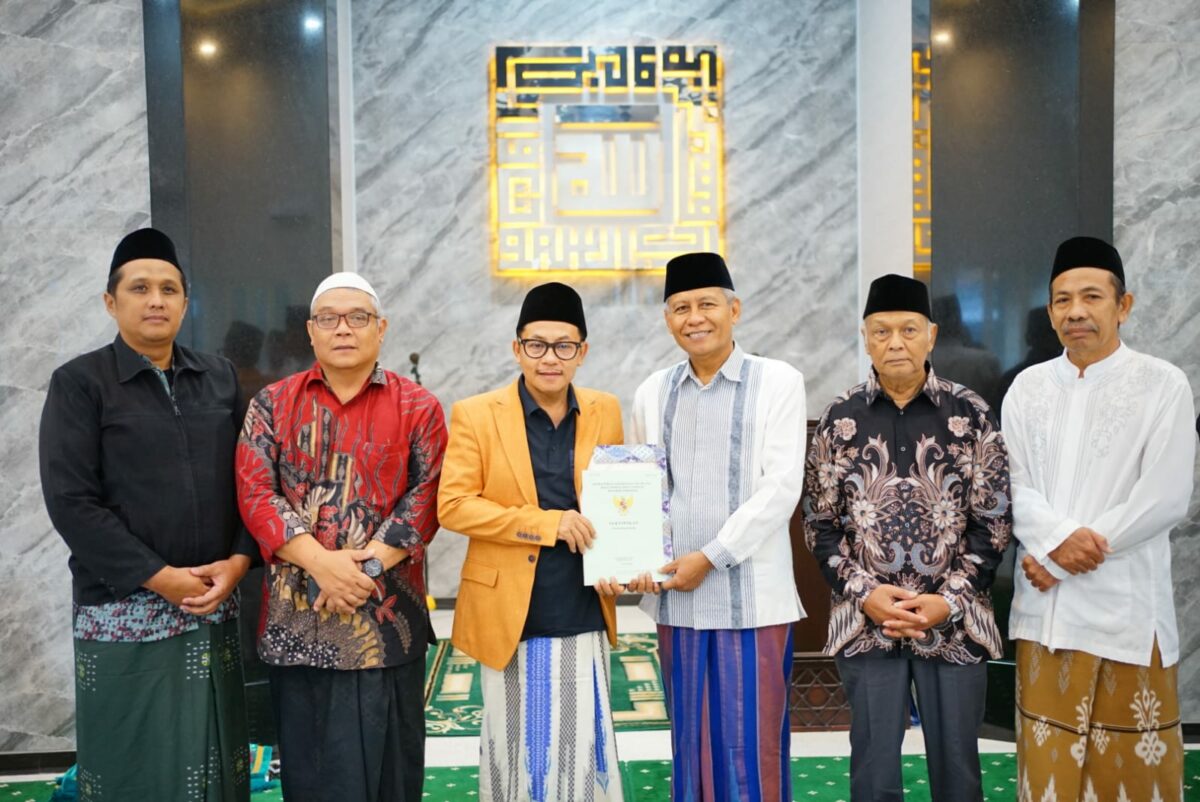 Walikota Sutiaji bersama takmir Masjid Al Amin. (ist)