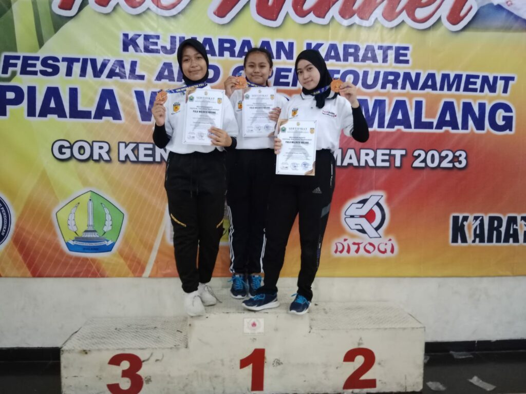 Inilah atlet Karateka Kota Malang di kelas Kumite putri kadet beregu yang berhasil menyabet medali perunggu (ist)