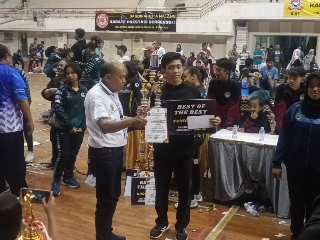 Ketua FORKI Kota Malang, Supardi menyerahkan Trophy kepada pemenang. (ist)