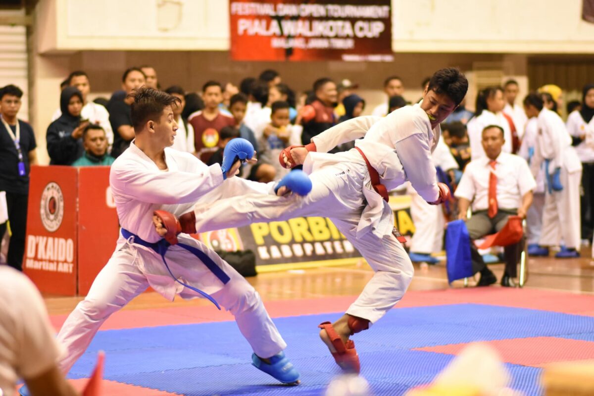 Pertarungan bergengsi dipertunjukkan para peserta Karateka. (istimewa)
