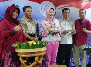 Prosesi potong tumpeng dihadiri mantan Walikota Batu, Hj Dewanti Rumpoko (ist)