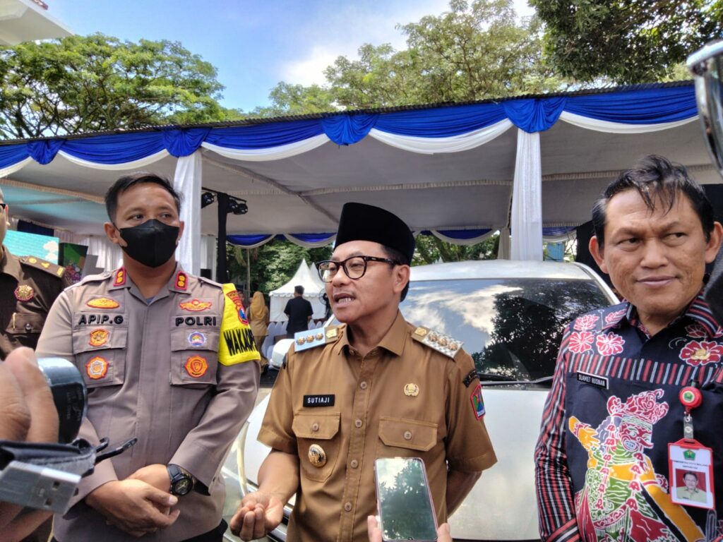 Walikota Sutiaji didampingi Kepala Dinas Pangan dan Pertanian Pemkot Malang, Slamet Husnan memberikan keterangan kepada wartawan
