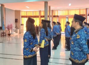 Walikota Malang H Situaji mengukuhkan 182 PNS di lingkungan Pemkot Malang. (ist)