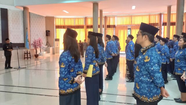 Walikota Malang H Situaji mengukuhkan 182 PNS di lingkungan Pemkot Malang. (ist)