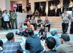 Perwakilan Kantor Wilayah Direktorat Jenderal Pajak (Kanwil DJP) Jawa Timur III menemui belasan mahasiswa aksi dengan lesehan
