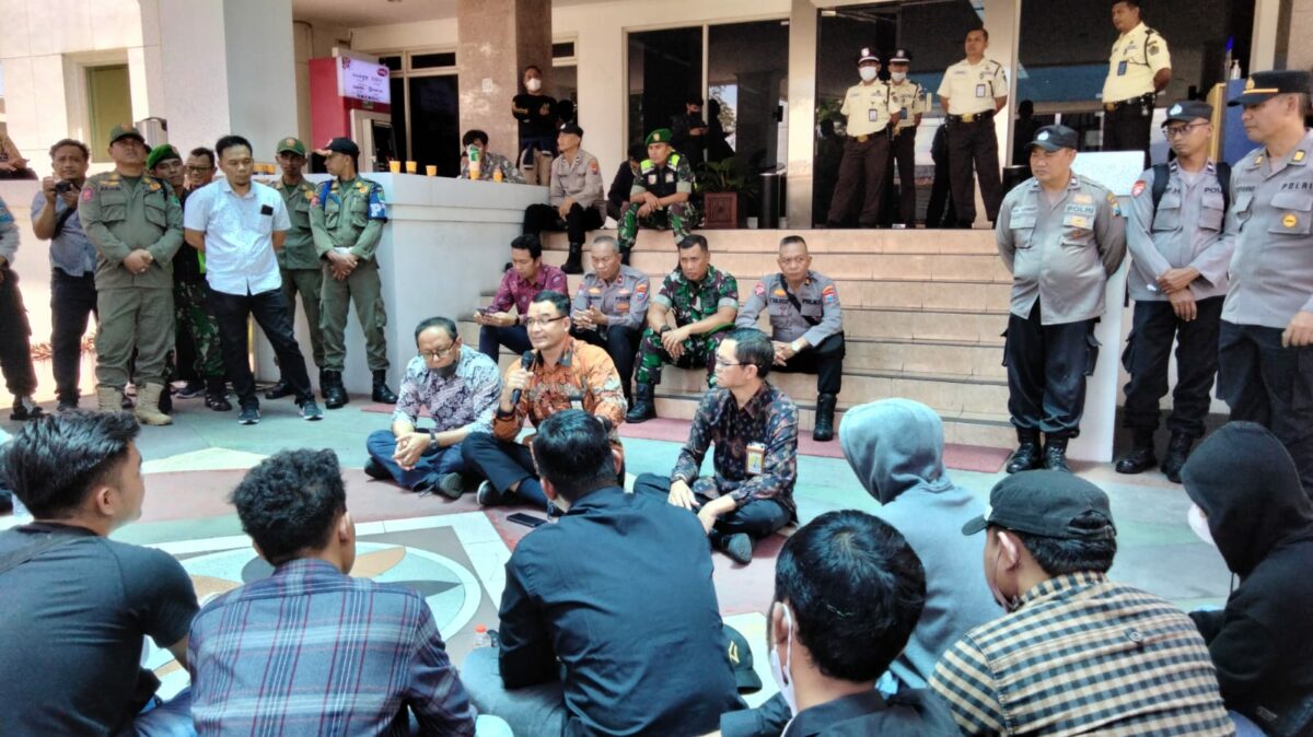Perwakilan Kantor Wilayah Direktorat Jenderal Pajak (Kanwil DJP) Jawa Timur III menemui belasan mahasiswa aksi dengan lesehan