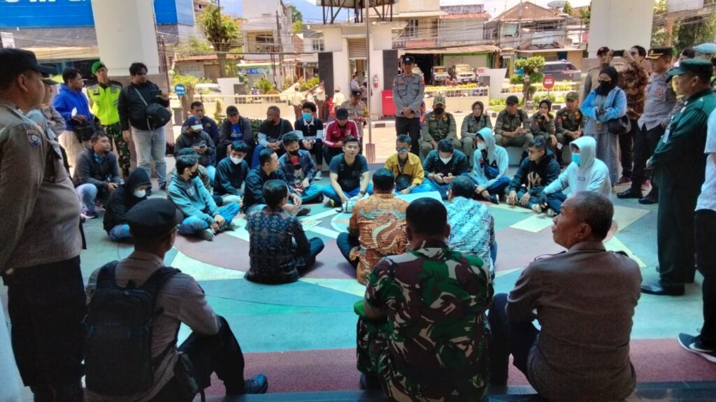 Para mahasiswa yang tergabung dalam Gerakan Indonesia menyampaikan aspirasinya dihadapan perwakilan Kanwil DJP III