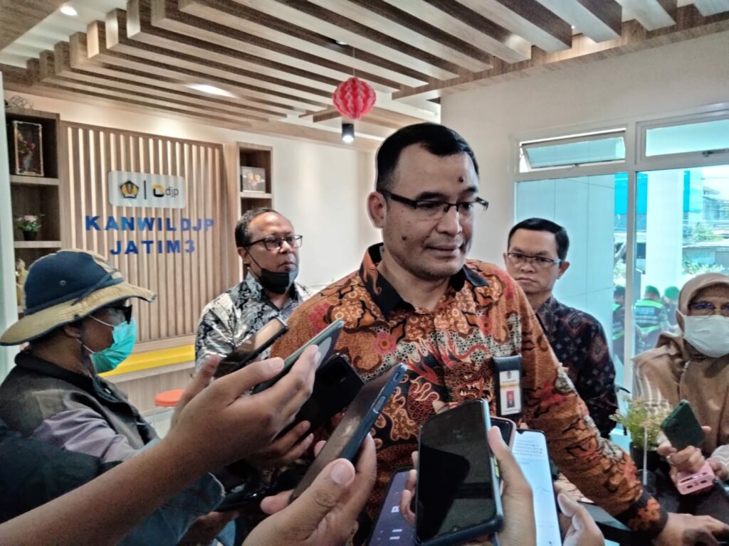 Kepala Bidang Penggalian Pengawas Potensi Perpajakan Kanwil DJP Jawa Timur III Heru Pamungkas Wibowo memberikan keterangan kepada wartawan