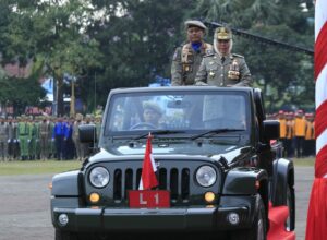 Gubernur Jawa Timur, Khofifah Indar parawansa lakukan inspeksi pada Apel gelar pasukan Hari Jadi Satpol PP Ke-73. (dok.humas Pemkot)