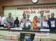 Kapolda Jatim Irjen Pol Toni Harmanto dan Kapolresta Malang Kota Kombes Pol Budi Hermanto saat merilis kasus penipuan Robot Trading ATG di Mapolda Jatim, Rabu (08/03/2023) siang. (HUMAS POLDA JATIM)