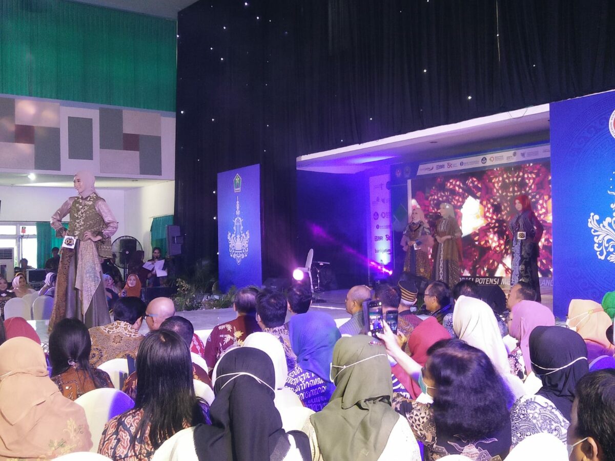 Tampilan batik yang diperagakan peserta dalam Malang City Expo