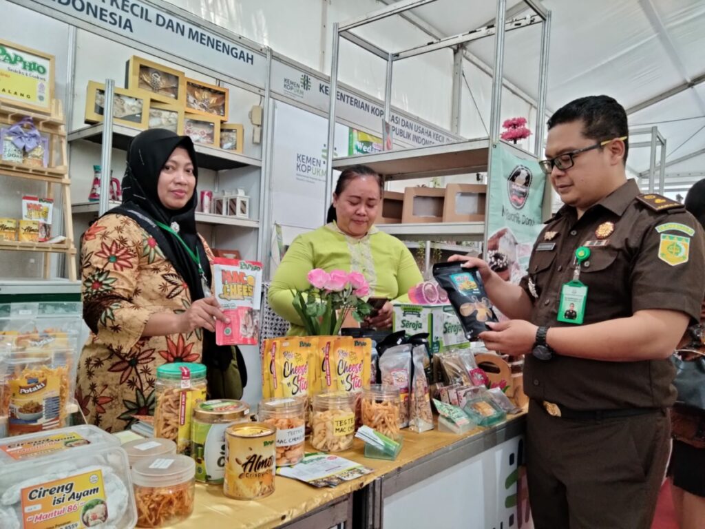 Kasi Intelijen Kejaksaan Negeri Kota Malang, Eko Budisusanto tampak mengunjungi salah satu stand di Malang City Expo