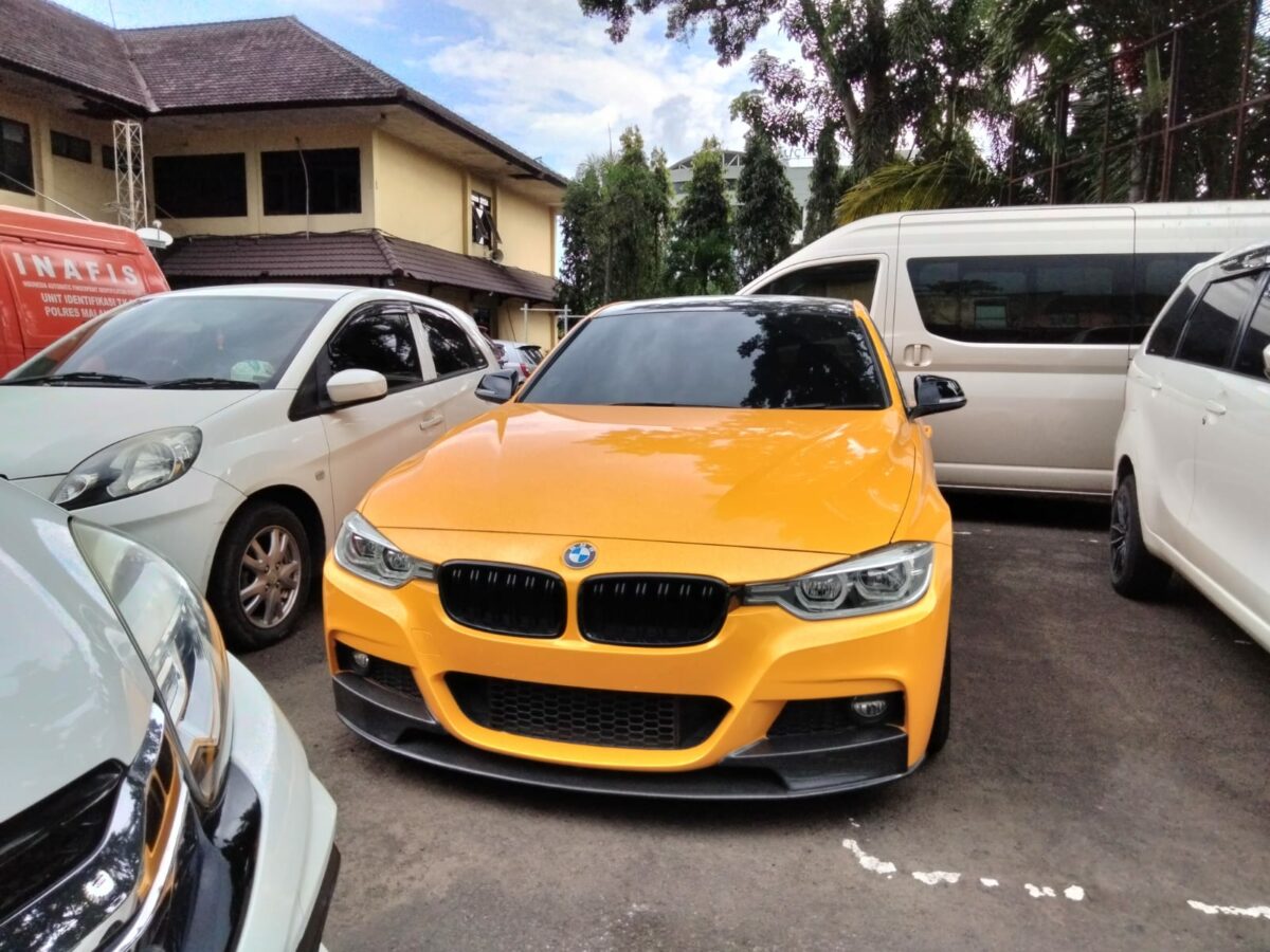 Mobil BMW warna kuning milik Wahyu Kenzo salah satu barang bukti yang diamanatkan penyidik Polresta Malang Kota
