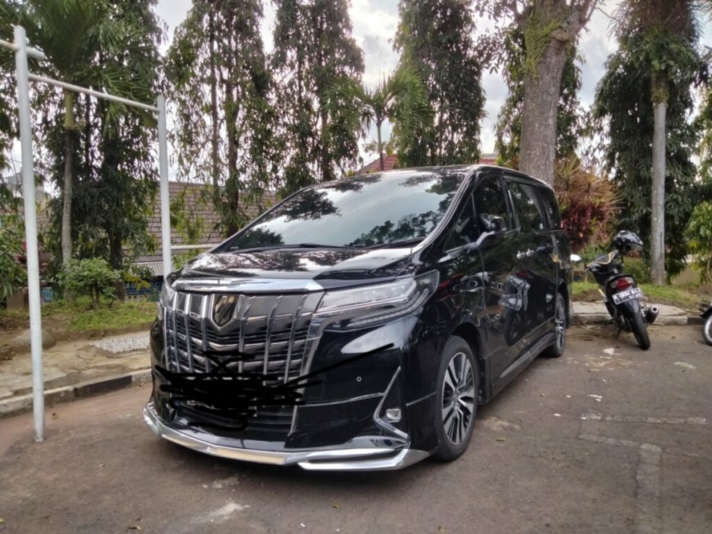 Mobil Alphard yang diduga milik Wahyu Kenzo terparkir dihalaman belakang Polresta Malang Kota