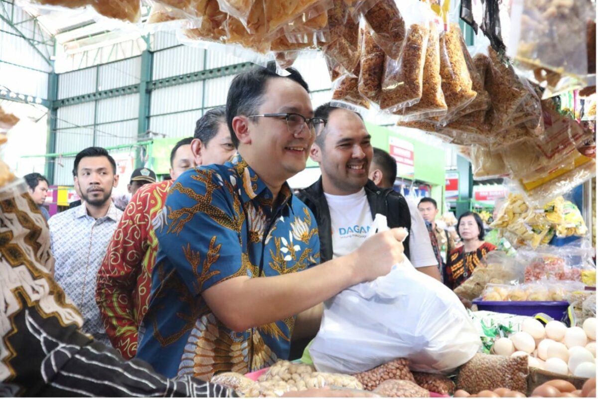 Wakil Menteri Perdagangan (Wamendag) Jerry Sambuaga, memantau harga kebutuhan pokok di Pasar Oro-Oro Dowo, Kecamatan Klojen, Kota Malang, Jawa timur. (ist)