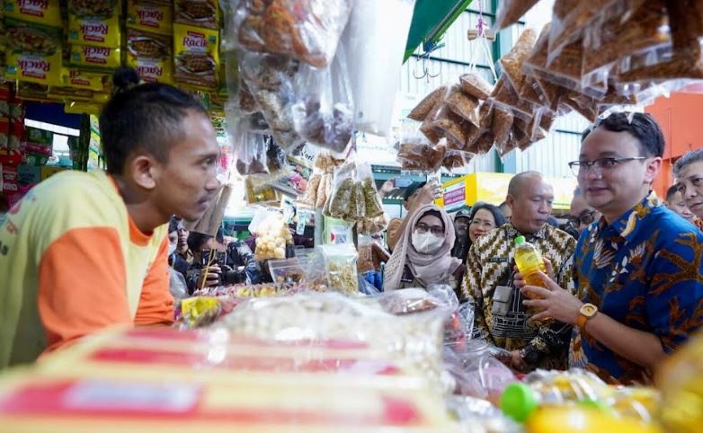 Wakil Menteri Perdagangan (Wamendag) Jerry Sambuaga, memantau harga kebutuhan pokok di Pasar Oro-Oro Dowo, Kecamatan Klojen, Kota Malang, Jawa timur. (ist)
