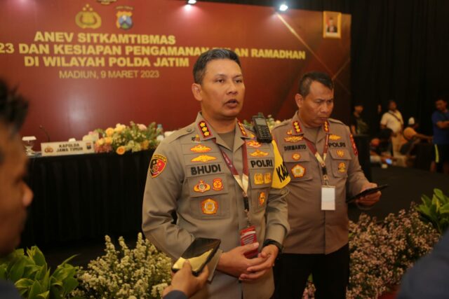 Kabid Humas Polda Jatim Kombes Pol Dirmanto bersama Kapolresta Malang Kota Kombes Pol Budi Hermanto. (ist)