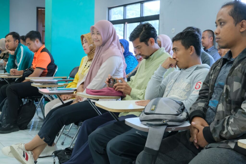Para peserta antusias mengikuti kegiatan Workshop yang digelar IKIP Budi Utomo Malang
