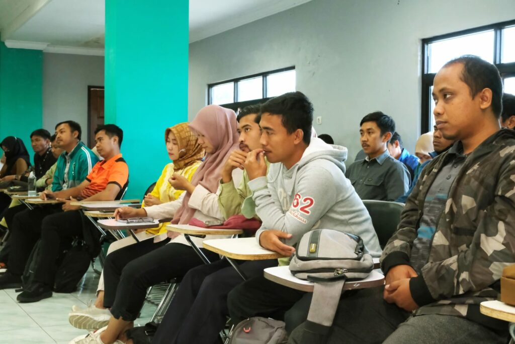 Para peserta antusias mengikuti kegiatan Workshop yang digelar IKIP Budi Utomo Malang