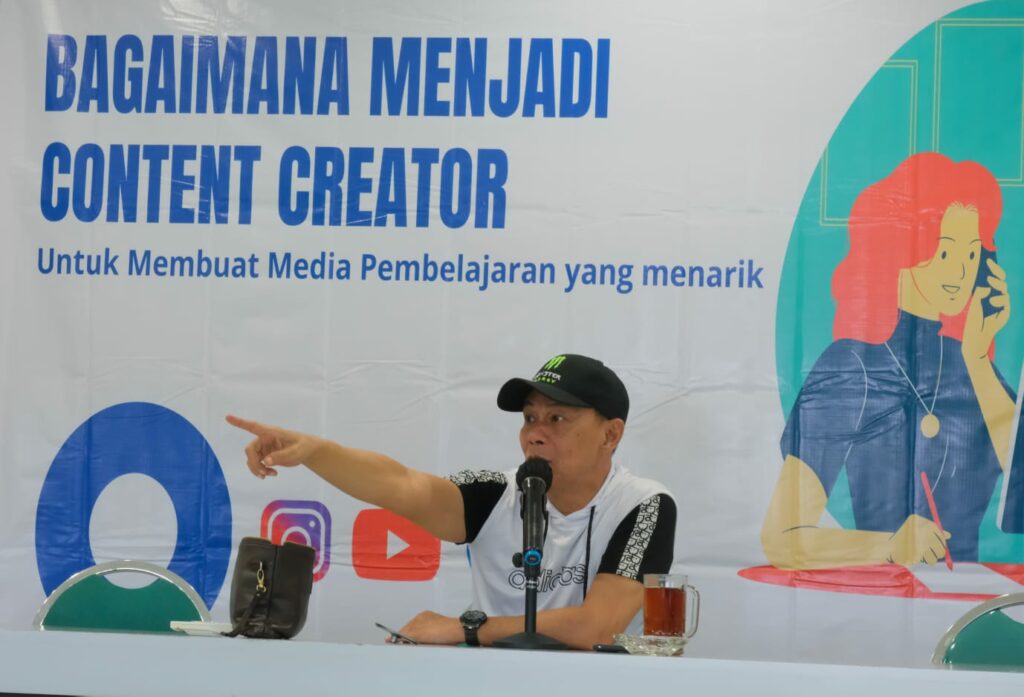 Rektor IKIP Budi Utomo Malang, Dr Nurcholis Sunuyeko, M.Si, memberikan arahan Bagaimana Menjadi Konten Creator menjadi media pembelajaran yang menarik. (dok.humas IBU)