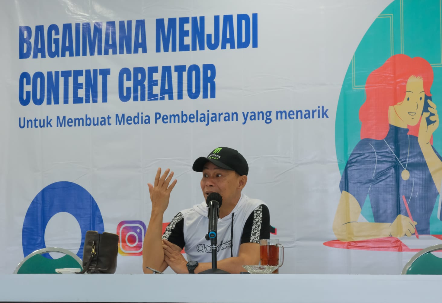 Rektor IKIP Budi Utomo Malang, Dr Nurcholis Sunuyeko, M.Si, memberikan arahan Bagaimana Menjadi Konten Creator menjadi media pembelajaran yang menarik. (dok.humas IBU)