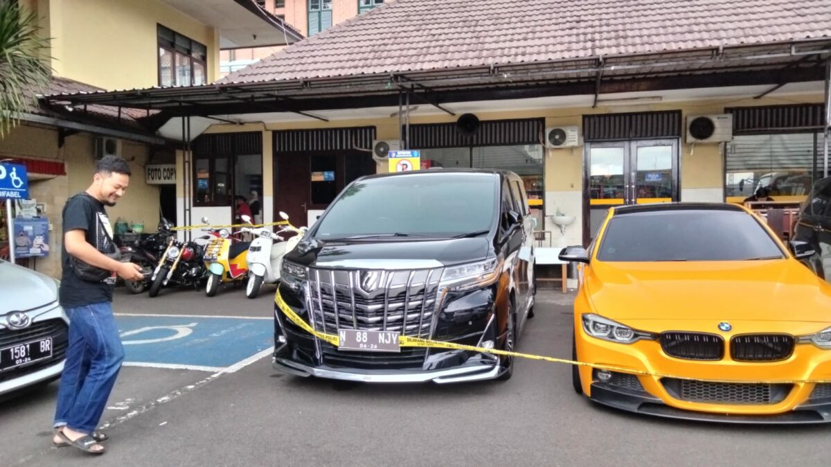 Mobil BMW, Alphard dan Innova barang bukti yang diamankan penyidik Polresta Malang Kota