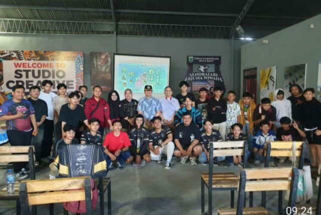 WhatsApp Image 2023-03-13 at 18.34.01 Pj Walikota Batu Aries Agung Paewai ditengah foto bersama Calon Atlet dan para pengurus ESI Kota Batu