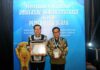 Walikota Malang, H Sutiaji, didampingi Kadinkes Kota Malang, dr Husnul Muarif seusai menerima penghargaan UHC. (Dok. Humas)