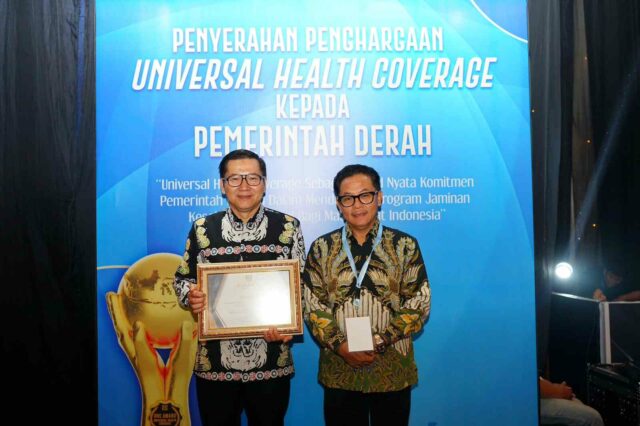 Walikota Malang, H Sutiaji, didampingi Kadinkes Kota Malang, dr Husnul Muarif seusai menerima penghargaan UHC. (Dok. Humas)