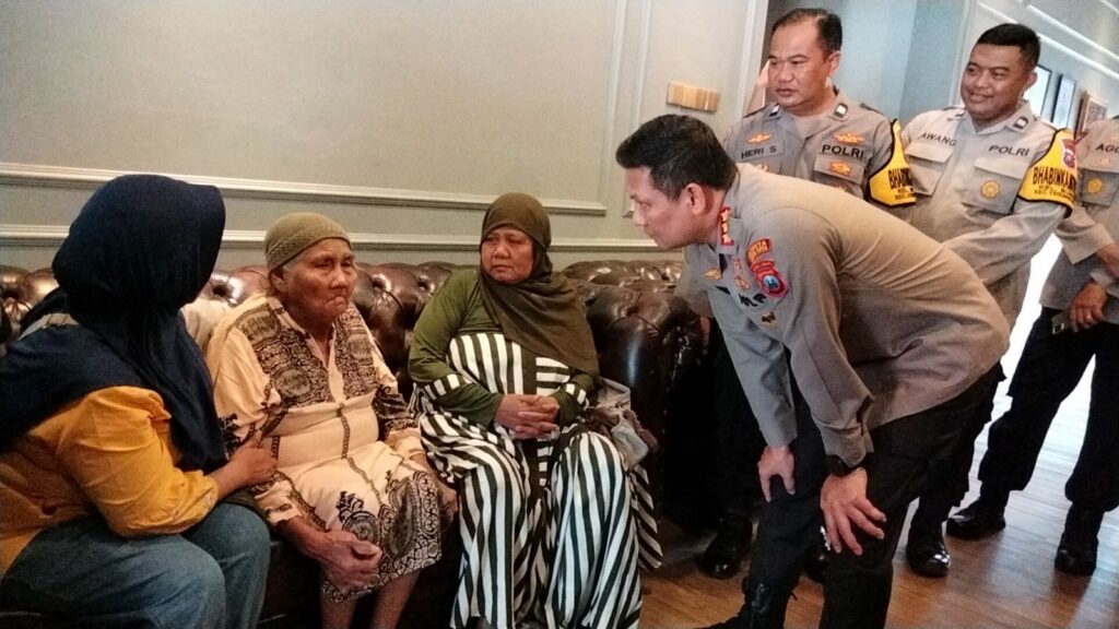 Pertemuan ibu dan anak yang telah berpisah selama 37 tahun disaksikan Kapolresta Malang Kota Kombes Pol Budi Hermanto