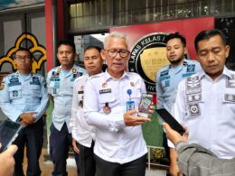 Kalapas Kelas 1 Malang, Heri Azhari, SH, MH memberikan keterangan terkait penggagalan penyelundupan narkoba jenis sabu lewat kue wafer