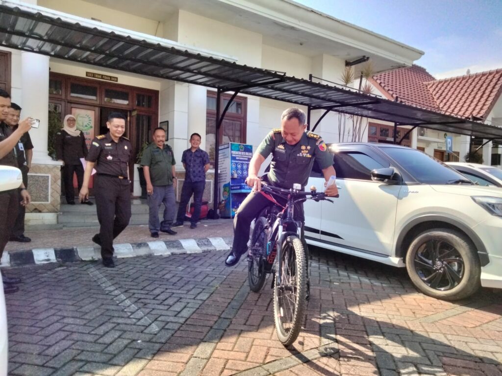 Penyerahan barang bukti sepeda angin usai pelaksanaan Restorative Justice di Kejaksaan Negeri Kota Malang