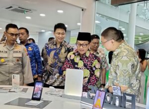 Walikota Malang, H Sutiaji ikut meresmikan OPPO eXperience Store. (ft.cholil)