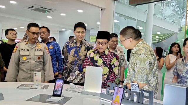 Walikota Malang, H Sutiaji ikut meresmikan OPPO eXperience Store. (ft.cholil)