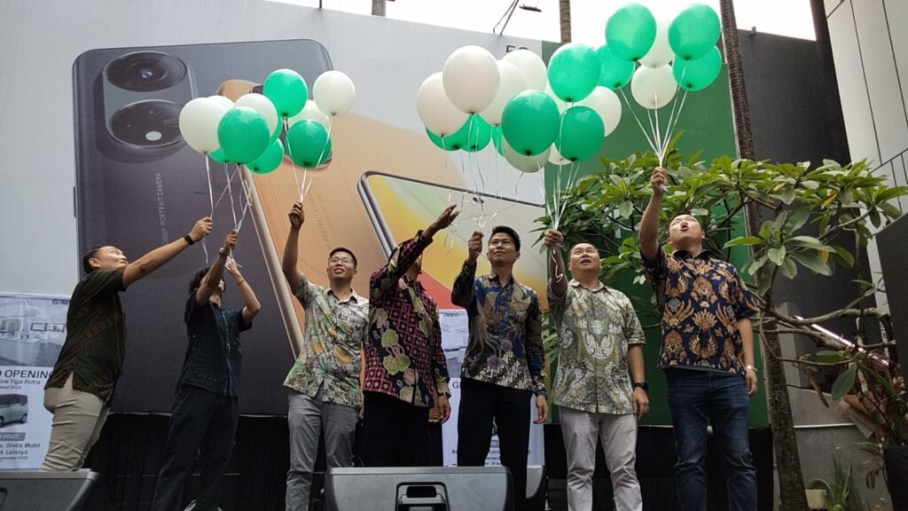 Pelepasan balon dalam. Peresmian gerai eXperience Store yang berada di Jalan Kawi, Kota Malang