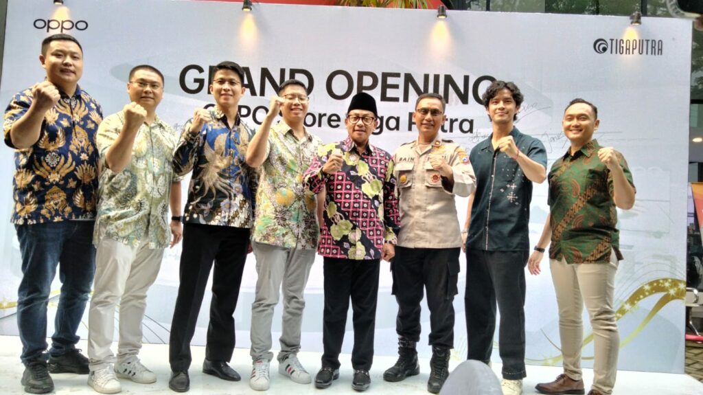 Jajaran management OPPO Indonesia pose bersama Walikota Malang H Sutiaji dan Kapolsek Klojen Kompol Syabain