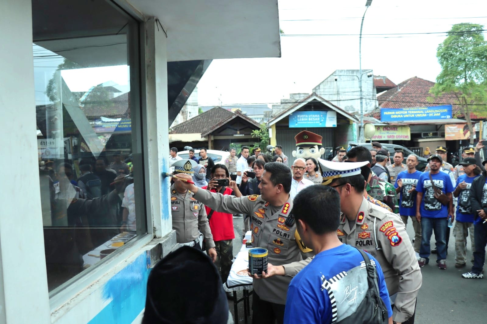 Kapolresta Malang Kota, Kombes Pol Budi Hermanto menorehkan kuas ke dinding Pos Lantas sebagai tanda dimulainya Lomba Mural. (Ist)
