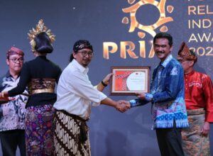 Kepala Dinas Komunikasi dan Informatika (Diskominfo) Kota Malang Muhammad Nur Widianto, S.Sos mewakili Walikota Malang, menerima penghargaan The 8th PR Indonesia Award. (ist)