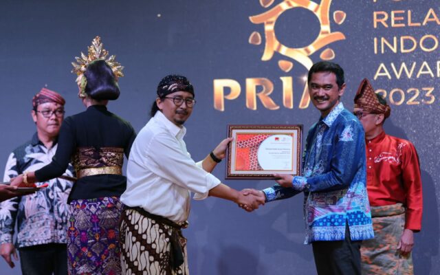Kepala Dinas Komunikasi dan Informatika (Diskominfo) Kota Malang Muhammad Nur Widianto, S.Sos mewakili Walikota Malang, menerima penghargaan The 8th PR Indonesia Award. (ist)