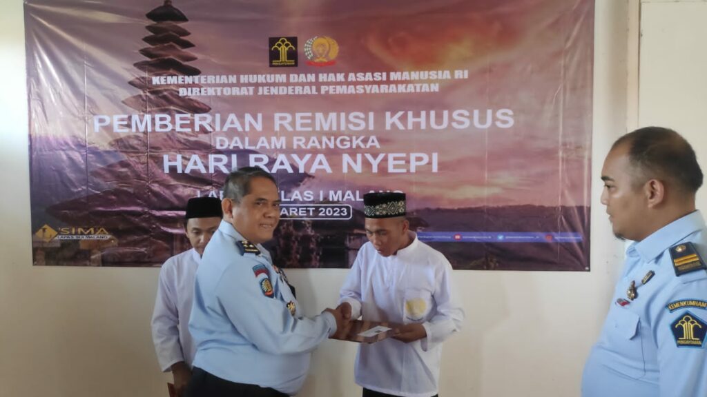 SK Remisi Khusus Nyepi yang diserahkan oleh Kabid Pembinaan Lapas Kelas 1 Malang, Budi Purwadi (ist)