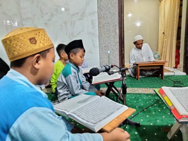 WhatsApp Image 2023-03-25 at 22.00.15 Ustad Suyanto menyimak bacaan Alquran dari anak didiknya di TPQ Az Zahro saat Tadarus di Masjid Babul Hidayah