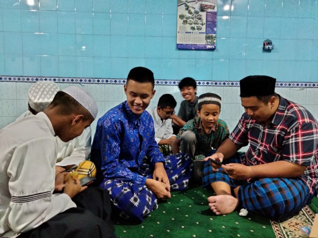 Sembari menunggu giliran membaca Alquran, anak - anak peserta Tadarus, tak beranjak dari Masjid Babul Hidayah
