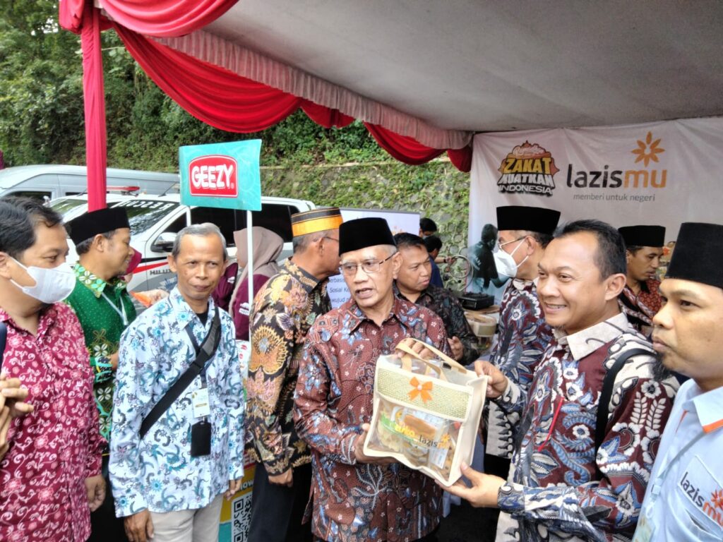 Ketua PP Muhammadiyah, Prof. Dr. Haedar Nashir, MSi menerima cinderamata